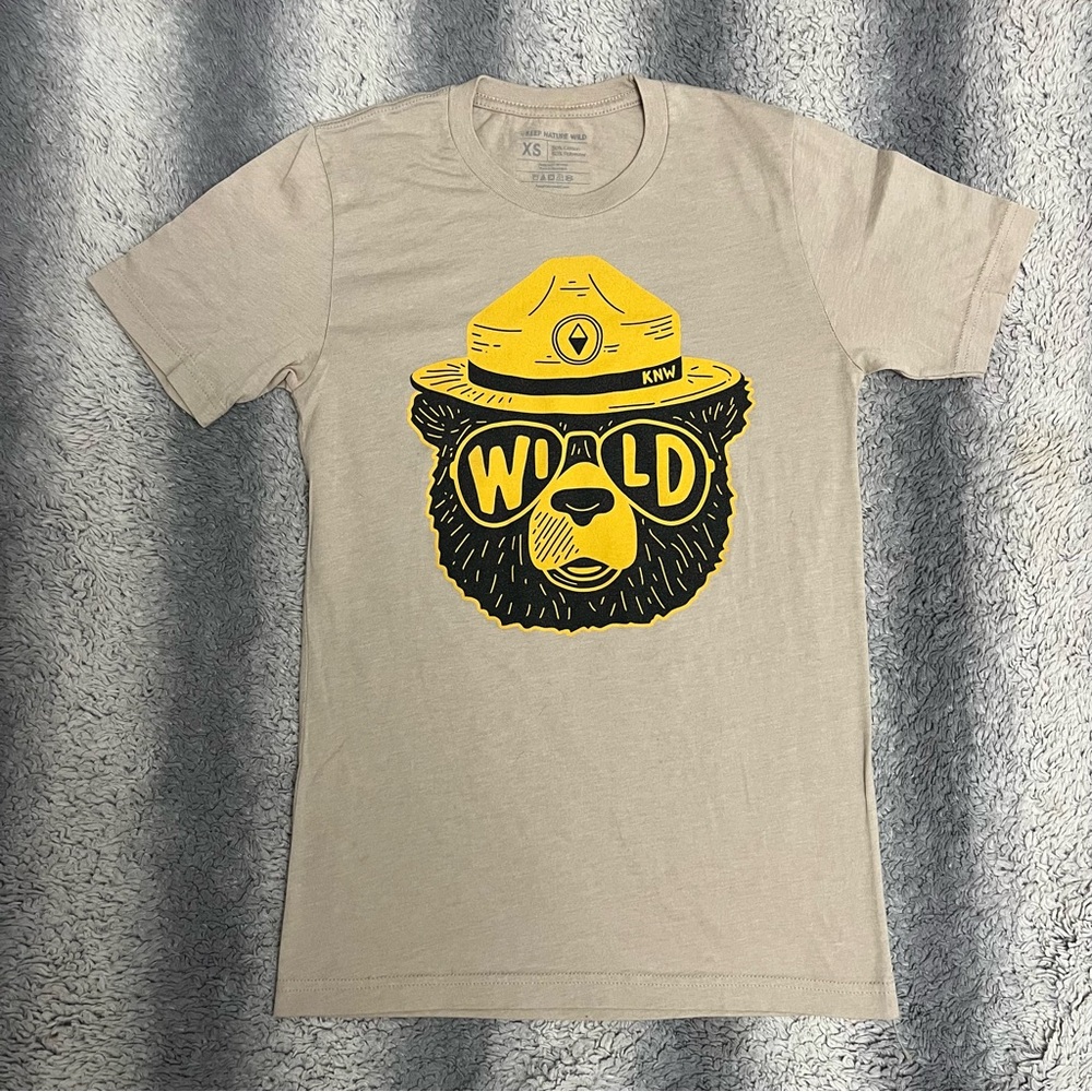 Keep Nature Wild Smokey The Bear Graphic T-Shirt for Men XS Beige Black Yellow